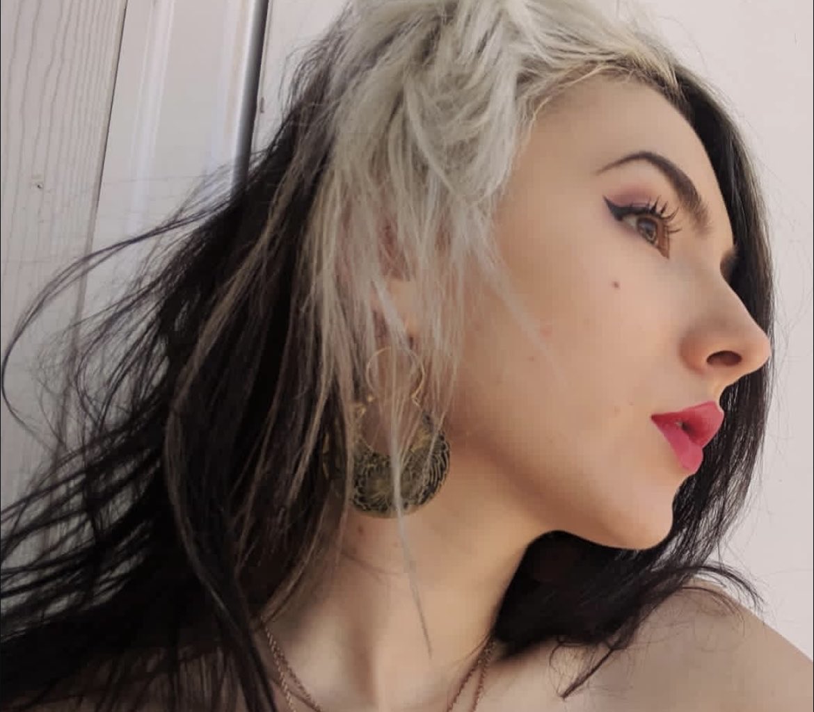 arxivism_'s tweet photo. I bright red lipstick https://t.co/74iqd2vy8c