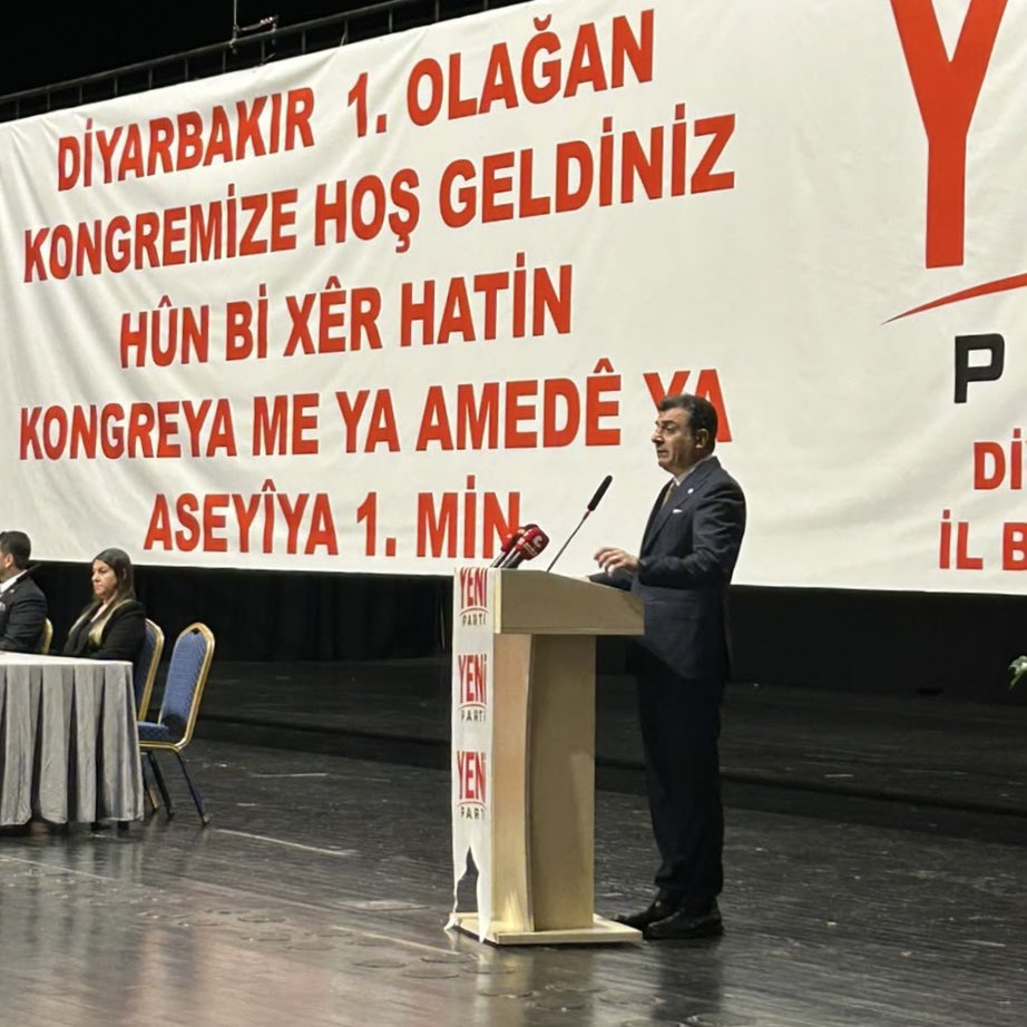 medreyata's tweet photo. Siyasi Partiler Kanunu (Madde 81): “Kanunun mevcut metnine göre siyasi partiler; tüzük ve programlarının yazımında, kongrelerinde, mitinglerinde ve resmi toplantılarında Türkçe dışında bir dil kullanamazlar.”

Açıkça ihlal var.
Ama umurunuzda mı? https://t.co/ZV6trZ2wUQ
