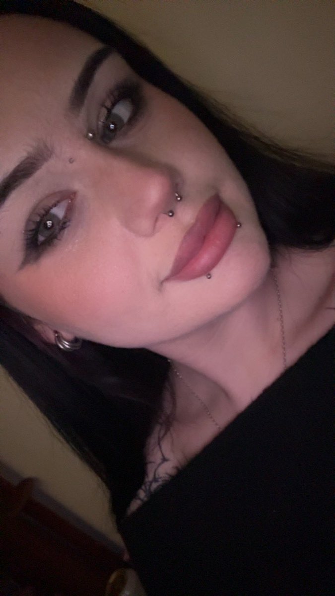 Cry4Dolly's tweet photo. bored whoβs gonna treat me tonight hehe
#worship #goddess #findom #findomme #gothdomme https://t.co/J7xYN229qe