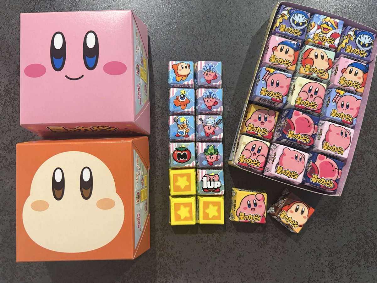 parikoriko1's tweet photo. カービィのチロルチョコが可愛すぎて買っちゃったー🥰並べたらBOXタイプとひと粒タイプのチロルチョコの大きさ違うー！！可愛すぎる❣️ https://t.co/vbHxdumESJ