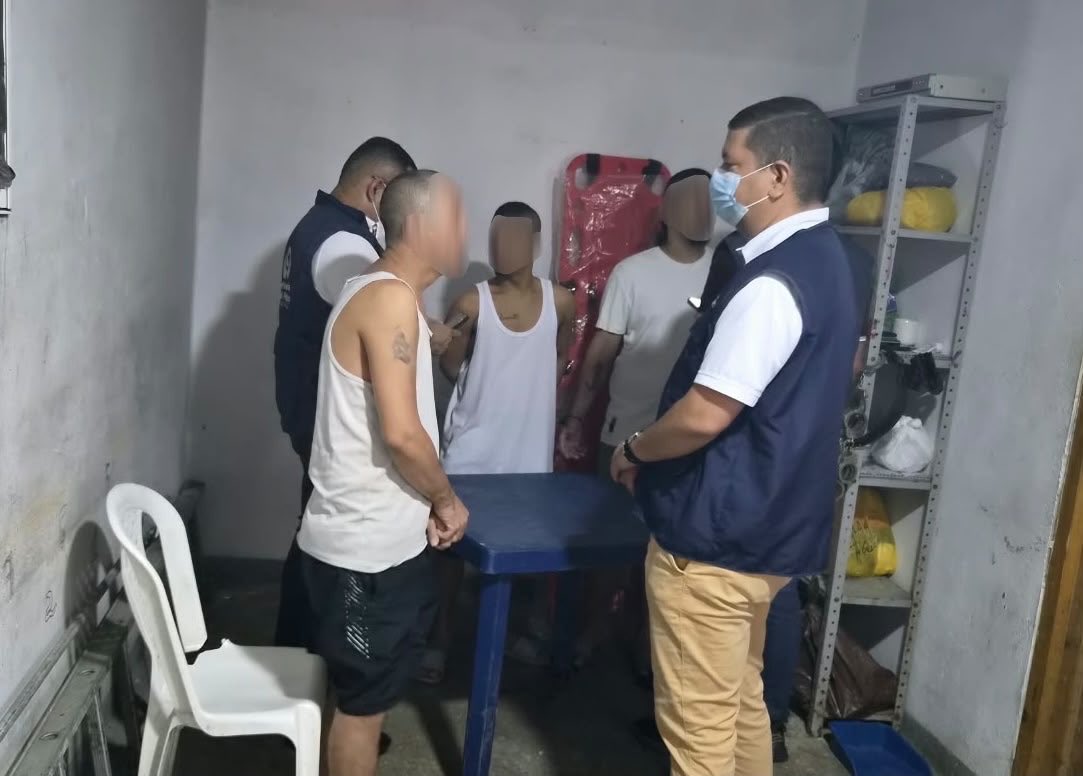 DefensoriaCol's tweet photo. Realizamos una jornada de atención y verificación de derechos humanos en el Centro de Detención Transitoria (CDT) Bellavista, en Cartagena, Bolívar.

Con estas acciones, buscamos verificar las condiciones de detención y contribuir a la protección de los derechos fundamentales de las personas privadas de la libertad.

Durante la jornada, brindamos atención y orientación a 20 personas privadas de la libertad, escuchamos sus inquietudes y necesidades y revisamos sus condiciones de reclusión. Este acompañamiento permitió identificar situaciones que puedan afectar sus derechos y avanzar en el seguimiento al cumplimiento de las garantías que deben respetarse durante la detención.
