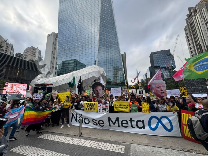 felipeneto's tweet photo. Lula não enfrenta o Flávio.
Se fosse isso, seria de lavada.

Lula enfrenta:
- TSE;
- Meta (Insta / Face);
- Interferência dos EUA;
- Globo;
- Maiores jornais;
- Maioria das igrejas neopentecostais;
- Vorcaro.

Estar empatado é prova da nossa força!!!
NÃO DEIXE DE VOTAR 13! https://t.co/eSTlLrpEqd
