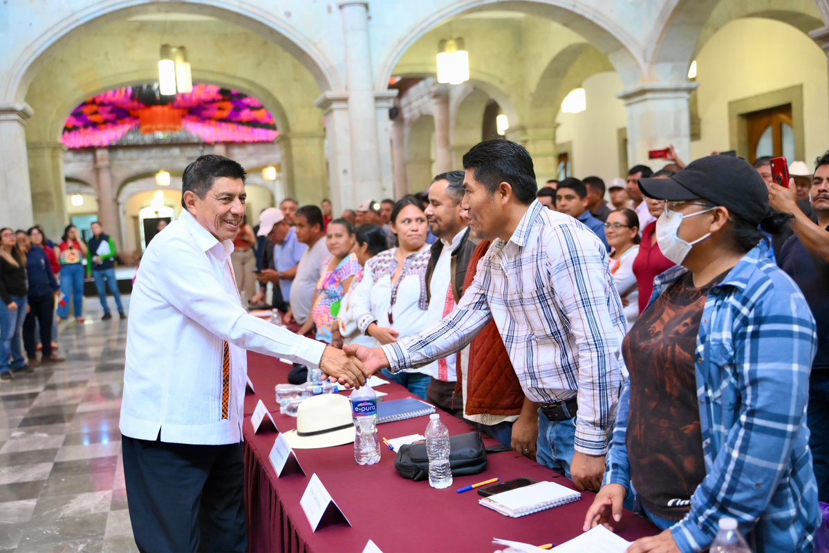 salomonj's tweet photo. Recibimos en Palacio de Gobierno a integrantes del Comité de Defensa Ciudadana (CODECI), con quienes sostuvimos un diálogo respetuoso y escuchamos los planteamientos de las comunidades que representan.

Nuestro compromiso es seguir construyendo acuerdos y trabajar juntos para que las demandas del pueblo se conviertan en soluciones concretas.