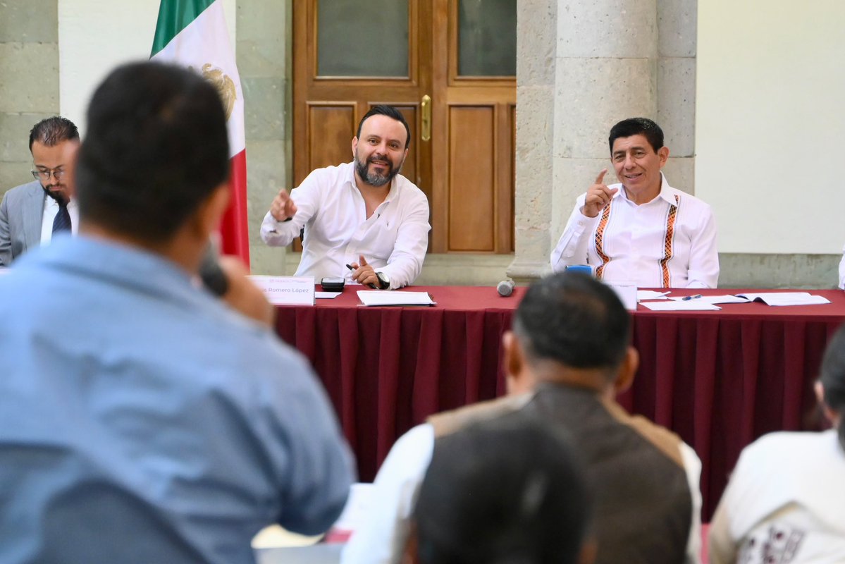salomonj's tweet photo. Recibimos en Palacio de Gobierno a integrantes del Comité de Defensa Ciudadana (CODECI), con quienes sostuvimos un diálogo respetuoso y escuchamos los planteamientos de las comunidades que representan.

Nuestro compromiso es seguir construyendo acuerdos y trabajar juntos para que las demandas del pueblo se conviertan en soluciones concretas.