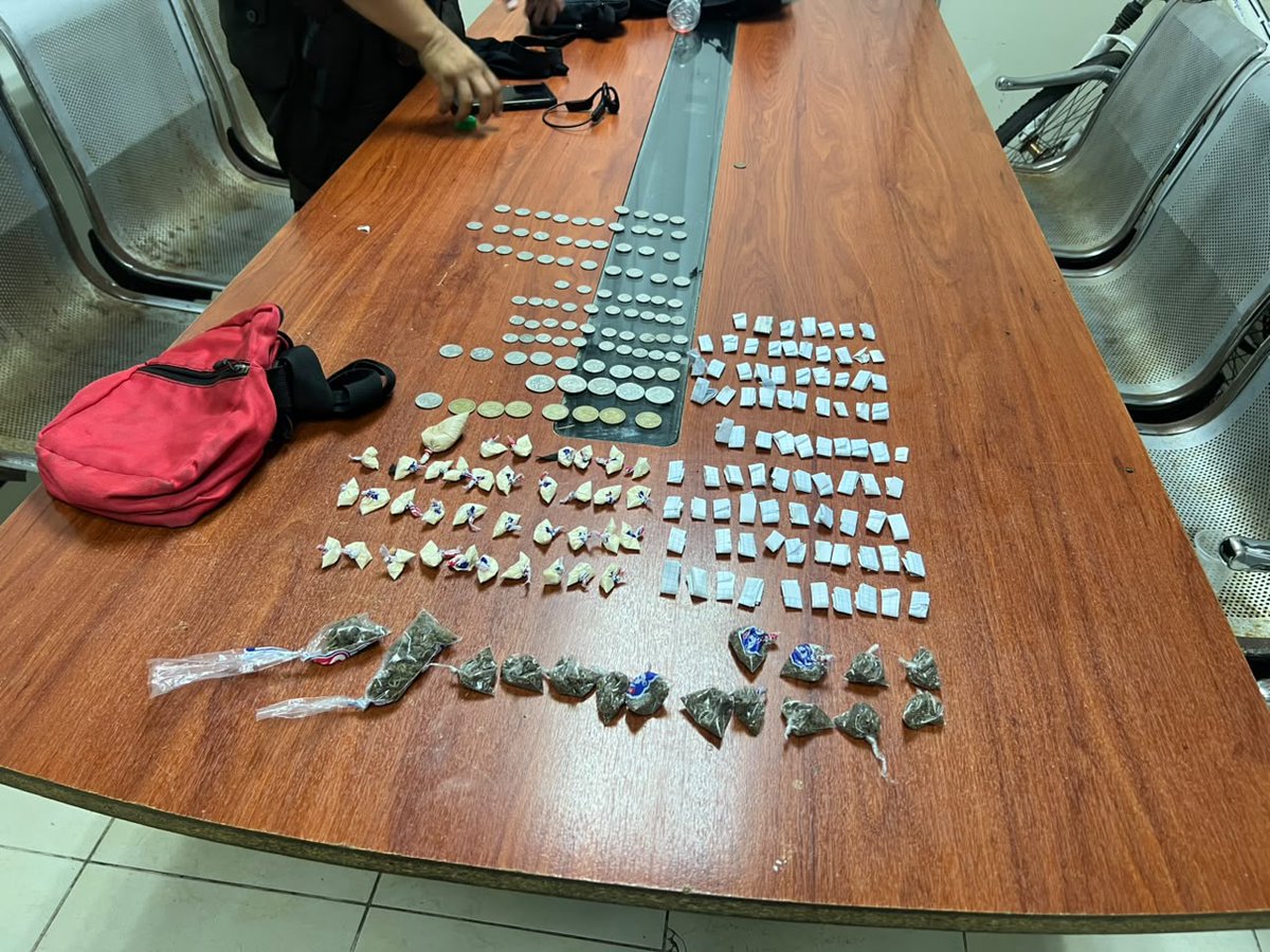 FFAAECUADOR's tweet photo. #SantaElena | Las Fuerzas Armadas a través del Ejército Ecuatoriano ejecutaron una operación militar en Salinas, logrando la aprehensión de 3 presuntos integrantes del GAO Los Choneros, y el decomiso de marihuana, cocaína, heroína y dinero en efectivo.

#FFAAContigo https://t.co/f0UROuZv2U