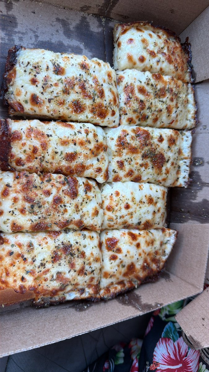 blazethebeing's tweet photo. broooo little Caesar’s put their whole italussy in this bread bruhhhhhh im creaaamminngggg https://t.co/1ujRmhBR9z