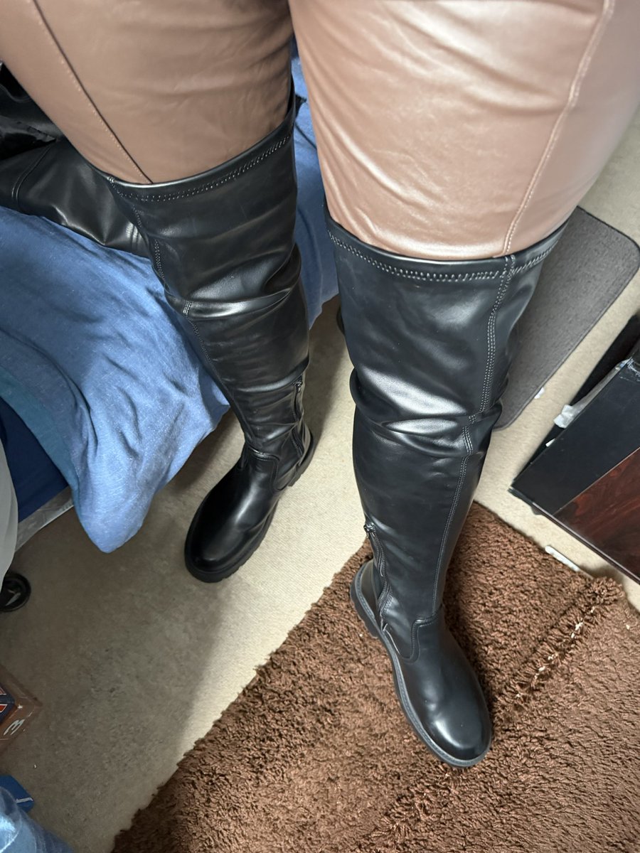 rubberleather26's tweet photo. Black leather thigh high boots 
Girls brown leather leggings

I love wearing girls leather https://t.co/vsrtX3xVRe