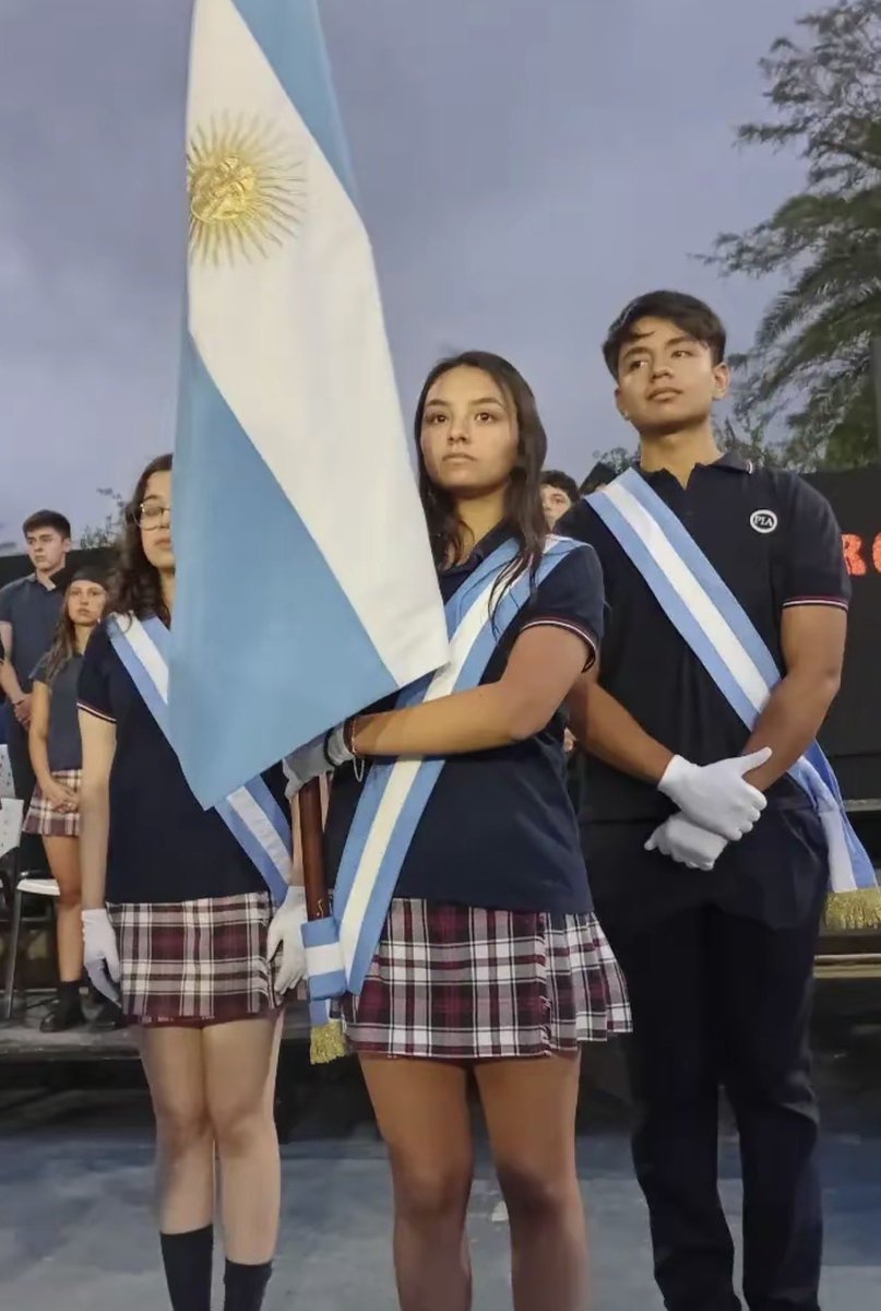 pochocloooo____'s tweet photo. era verdad que la tipa era abanderada en ese colegio de mierda, ahí la tenes a la estudiante ejemplar☠️☠️☠️☠️ https://t.co/KsWc4vOEKJ
