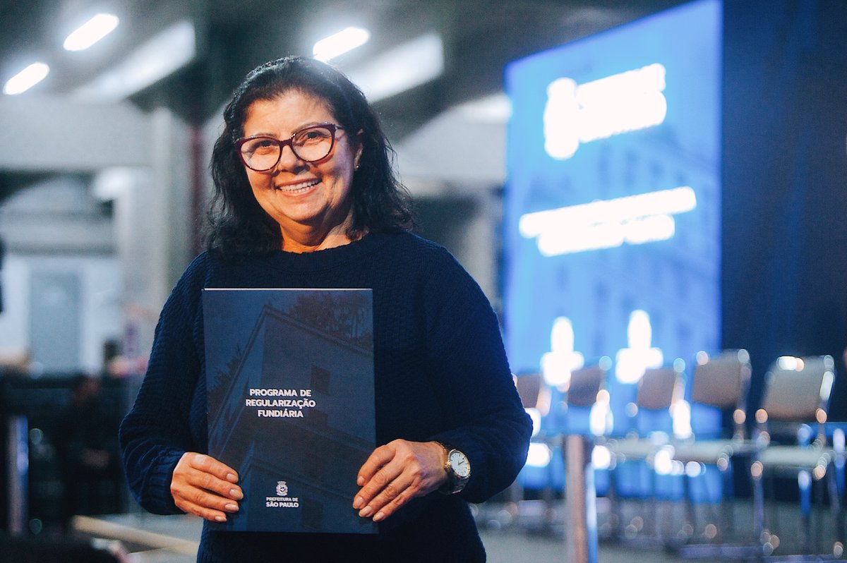 prefsp's tweet photo. Segurança jurídica, cidadania e o sonho da casa própria realizado na Zona Sul

A Prefeitura de São Paulo realizou a entrega de 2,8 mil escrituras registradas em cartório e 100% gratuitas para moradores de seis núcleos da região de Capela do Socorro, na Zona Sul.

Com essa ação por meio do programa Escritura na Mão, a cidade alcança a marca de mais de 108,2 mil famílias beneficiadas desde 2021 com a documentação definitiva de seus imóveis.

Respeito às famílias, desenvolvimento urbano e proteção patrimonial para quem mais precisa

Saiba mais: https://t.co/eXa4vjUZhi