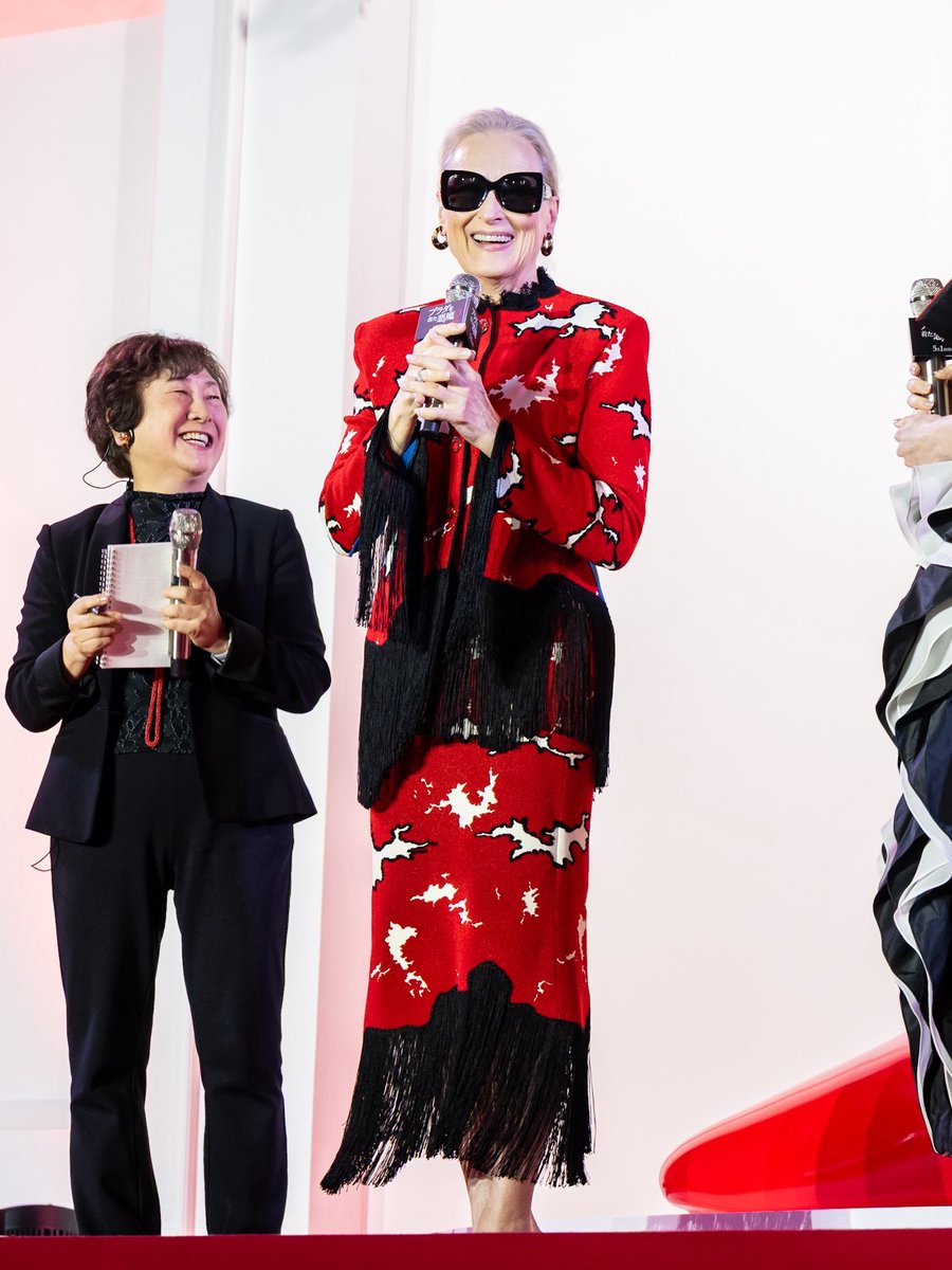 graciferrr's tweet photo. meryl streep, not just a style icon. ✨️THE✨️style icon... https://t.co/W8PQoOTdsa