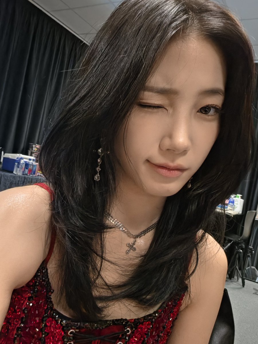 sserapics's tweet photo. #KAZUHA weverse dm update 

Zuha reflects on Kkura unnie’s 15th anniversary, calling their diverse team a miracle and thanking FEARNOTS for everything🥹

It’s a memory.
ㅋㅋㅋㅋ (lololol)
And kkura unnie’s 15th anniversary?
Even thinking about it again, it’s really bold.
Being able to perform on stage together as the same team on such a special and meaningful day is truly an honor, and…
Once again I thought that our team—made up of members with different backgrounds—feels like a miracle.
I hope we can continue to create many good memories together from now on.
Thank you for being with us, FEARNOTS too.
It’s all thanks to FEARNOTS.