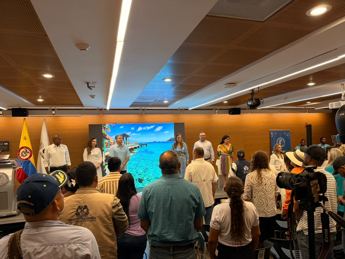 DefensoriaCol's tweet photo. Acompañamos en San Andrés el encuentro pedagógico «CNE en tu territorio», organizado por @CNE_COLOMBIA, a través de su Oficina de Vigilancia y Fortalecimiento Democrático, con el propósito de generar un espacio de diálogo con la ciudadanía sobre democracia, participación política y garantías electorales.

Durante la jornada, promovimos el ejercicio del derecho a la participación política y la cultura democrática en el archipiélago, así como la articulación entre las instituciones para contribuir a la realización de procesos electorales transparentes, incluyentes y con plenas garantías para la ciudadanía.