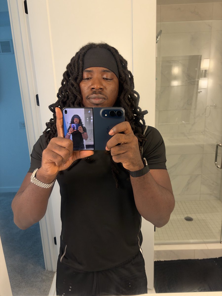 lordlamba1's tweet photo. First selfi from my iPhone duo 🖤 https://t.co/pDny7RLRHR