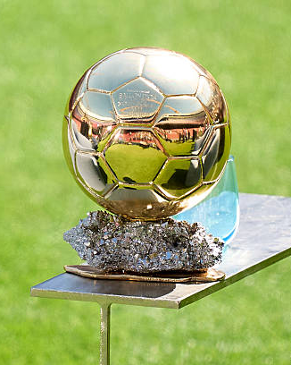 EPLworld's tweet photo. تيبو كورتوا: "الكرة الذهبية؟ ماذا نفعل؟ هل نختار لاعبًا فاز بالألقاب، أم لاعبًا كان متفوقًا على الجميع دون أن يفوز بأي شيء؟"

"أنا أفكر في كيليان." 

"على المستوى الفردي، لم يكن هناك من هو أفضل منه، لكننا لم نفز بأي شيء، واحتل المركز الرابع في كأس العالم، رغم أنه قدم أداءً استثنائيًا."

"لامين يامال كان أقل إبهارًا من كيليان، لكنه أصبح بطلاً للعالم، وفاز بالألقاب، وقدم عامًا رائعًا."