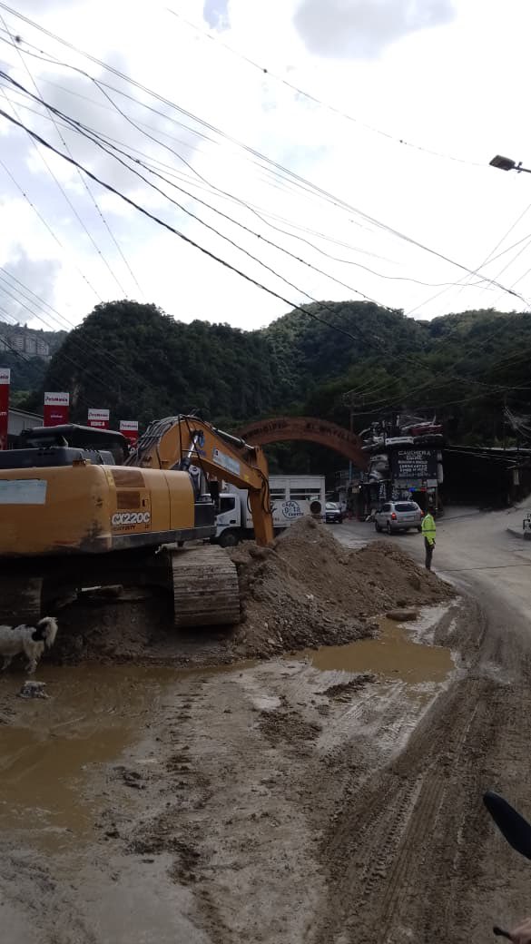 ServiciosEH's tweet photo. 📢 #ServiciosEHInforma #HidroVen #AguasBlancasEH 💧🚧

Se informa a la comunidad sobre el avance de los trabajos de sustitución de la tubería principal de agua potable de 16” en la zona.

📍 Barrio La Toma, Arco del municipio El Hatillo https://t.co/tGENCXJH9l
