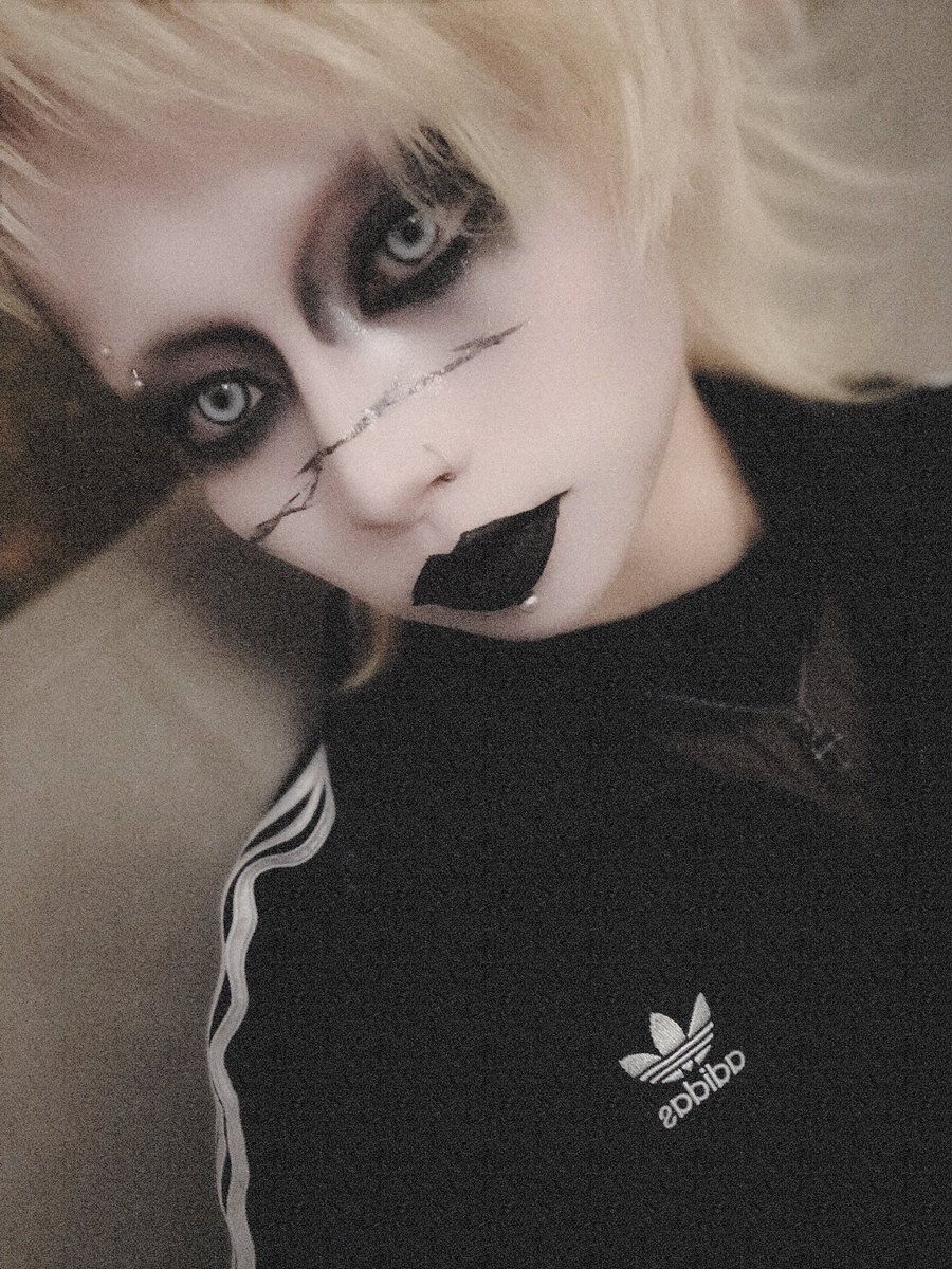 blz_mio's tweet photo. 2026/10/23 Expirat Halele Carol

thx.

BLAZE EU TOUR 2026「RENGOKU」初日
ルーマニア、ブカレストでした。

もう二度と海外ツアーには行けないと思っていた。
もう二度とアナタ達には逢えないと思っていた。

でもまた逢えましたね。

ここから怒涛の期間に入りますが
きっとステージに立てば報われる。

ステージに上がるまでは不安と葛藤を抱えてたけど
一瞬で笑顔になれたよ。

ありがとう。

また逢う日まで。

https://t.co/ORGOPSZrTh