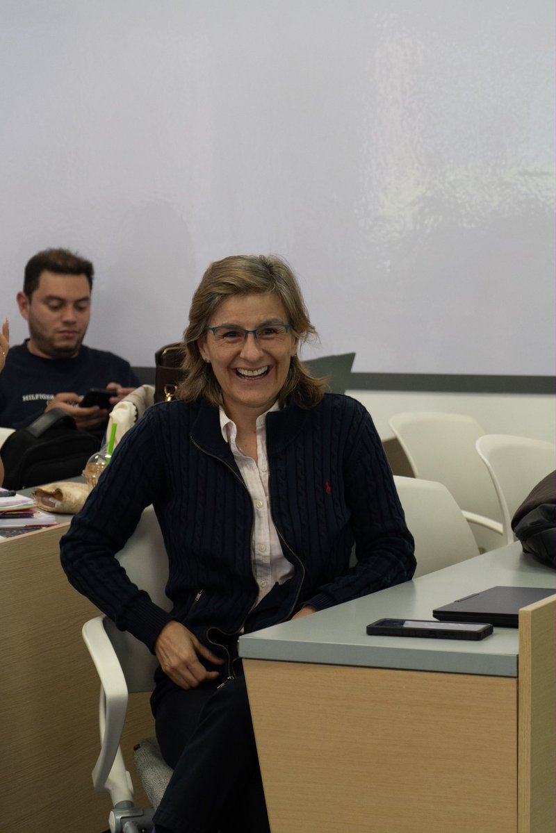 SecGeneralBog's tweet photo. Llevamos #IASinFiltro y gestión pública en la @unisabana 🎓 Con estudiantes de la Especialización en Gobernanza, Administración Pública y Territorio hablamos de cómo usar la IA para analizar las denuncias de corrupción y de cómo hacerlo de forma escalable, legítima y ética. https://t.co/AtymqZ9WPm