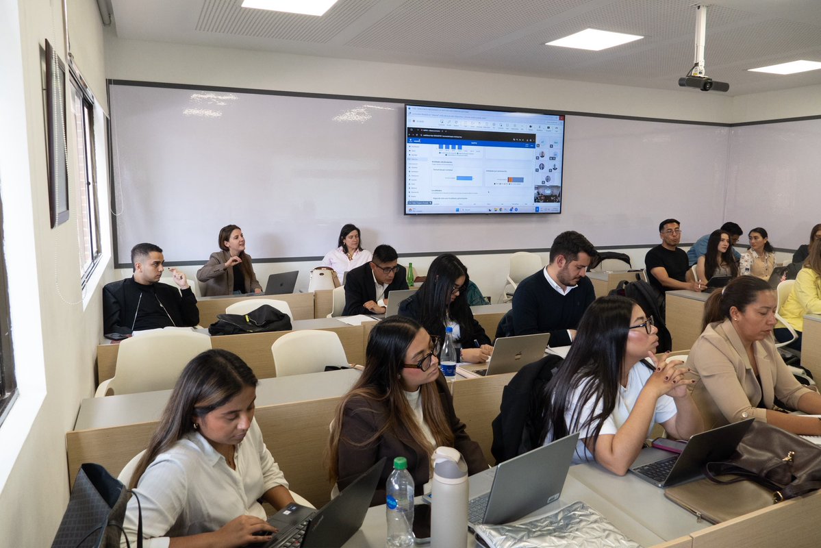 SecGeneralBog's tweet photo. Llevamos #IASinFiltro y gestión pública en la @unisabana 🎓 Con estudiantes de la Especialización en Gobernanza, Administración Pública y Territorio hablamos de cómo usar la IA para analizar las denuncias de corrupción y de cómo hacerlo de forma escalable, legítima y ética. https://t.co/AtymqZ9WPm