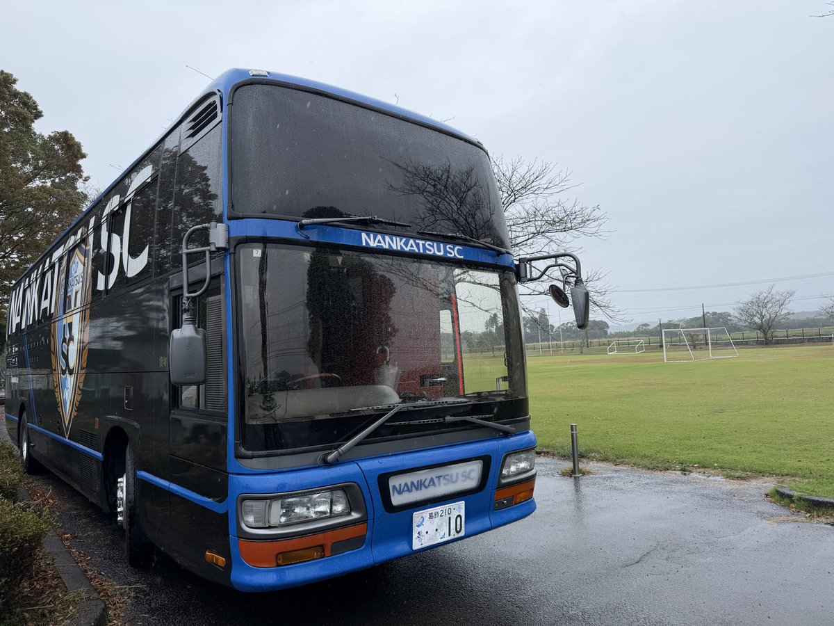 KouichiH67005's tweet photo. 2026全国社会人サッカー選手権大会・東京葛飾区から宮崎へ向け出発し🚌💨5日目
雨の宮崎☔選手を乗せ練習会場へ
交通量も多く無く、安全にまったりと走りやすく大型バスの調子も良い🥰いよいよ、明日から大会が始まる…選手たちを良好なコンディションで安全運転‼️
＃南葛SCバス
＃翼バス
＃南葛SC https://t.co/vPZQPId6nm
