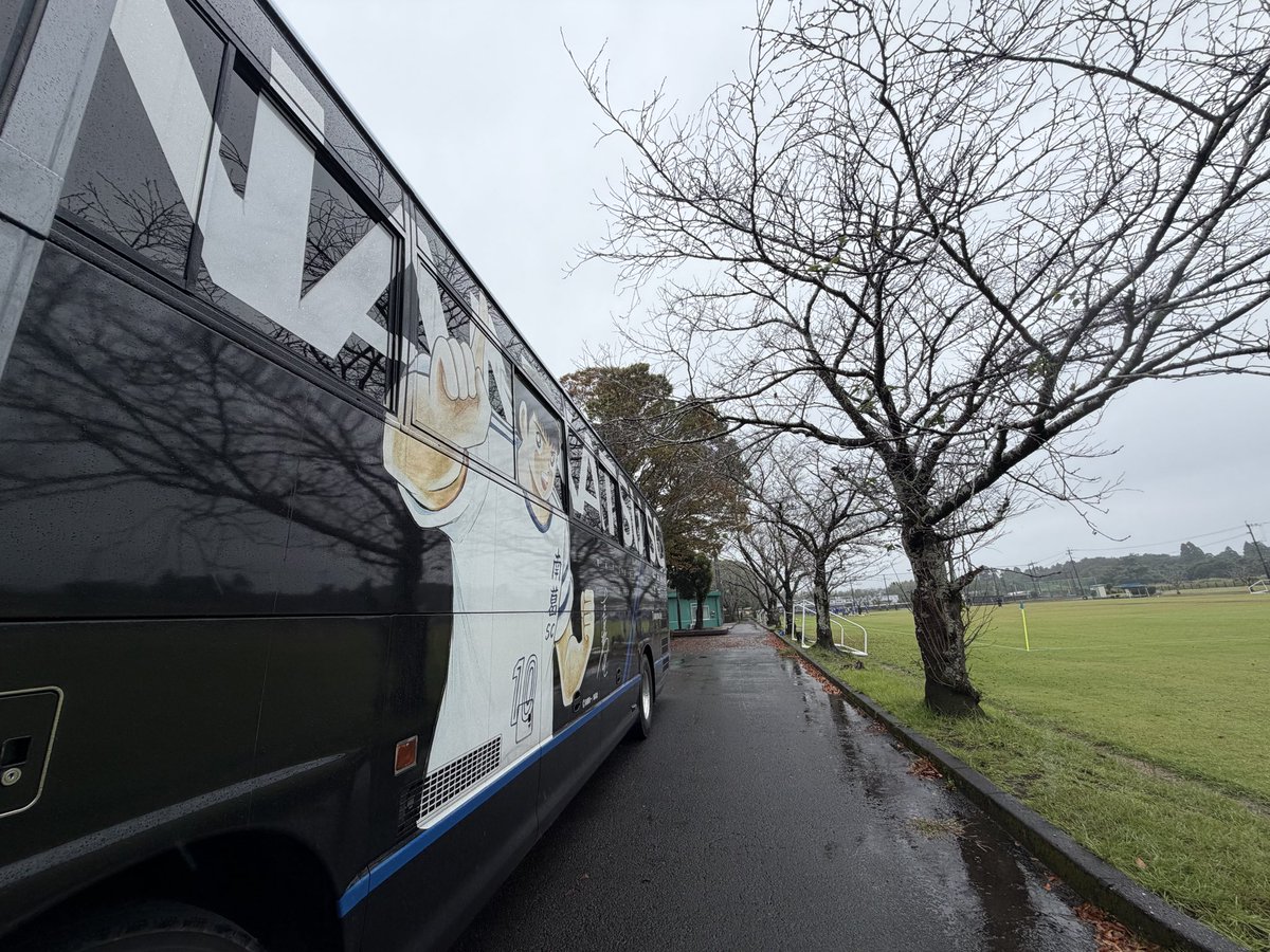 KouichiH67005's tweet photo. 2026全国社会人サッカー選手権大会・東京葛飾区から宮崎へ向け出発し🚌💨5日目
雨の宮崎☔選手を乗せ練習会場へ
交通量も多く無く、安全にまったりと走りやすく大型バスの調子も良い🥰いよいよ、明日から大会が始まる…選手たちを良好なコンディションで安全運転‼️
＃南葛SCバス
＃翼バス
＃南葛SC https://t.co/vPZQPId6nm