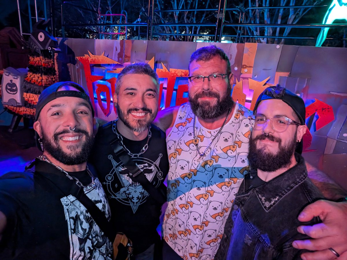 Parrow_'s tweet photo. We did our annual Halloween Horror Nights at Universal Studios Orlando and puppy @Gym_Shrew expertly navigated our route last night and we were able to hit every house and finished with "the mummy" hands down the greatest ride at Universal! https://t.co/InZTsUxM25