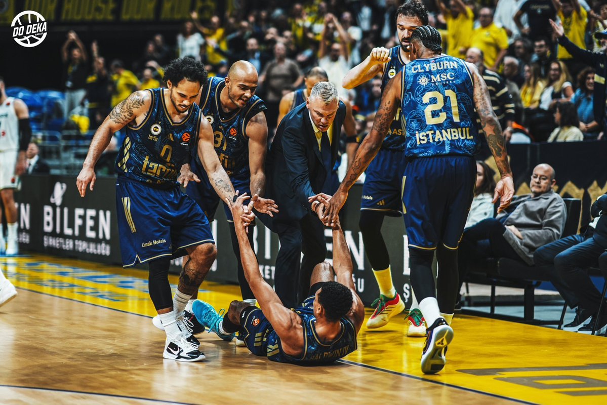 musakevicius's tweet photo. @EuroLeague 💛💙🔥🔥🔥 https://t.co/Q5jCQ4RQBS