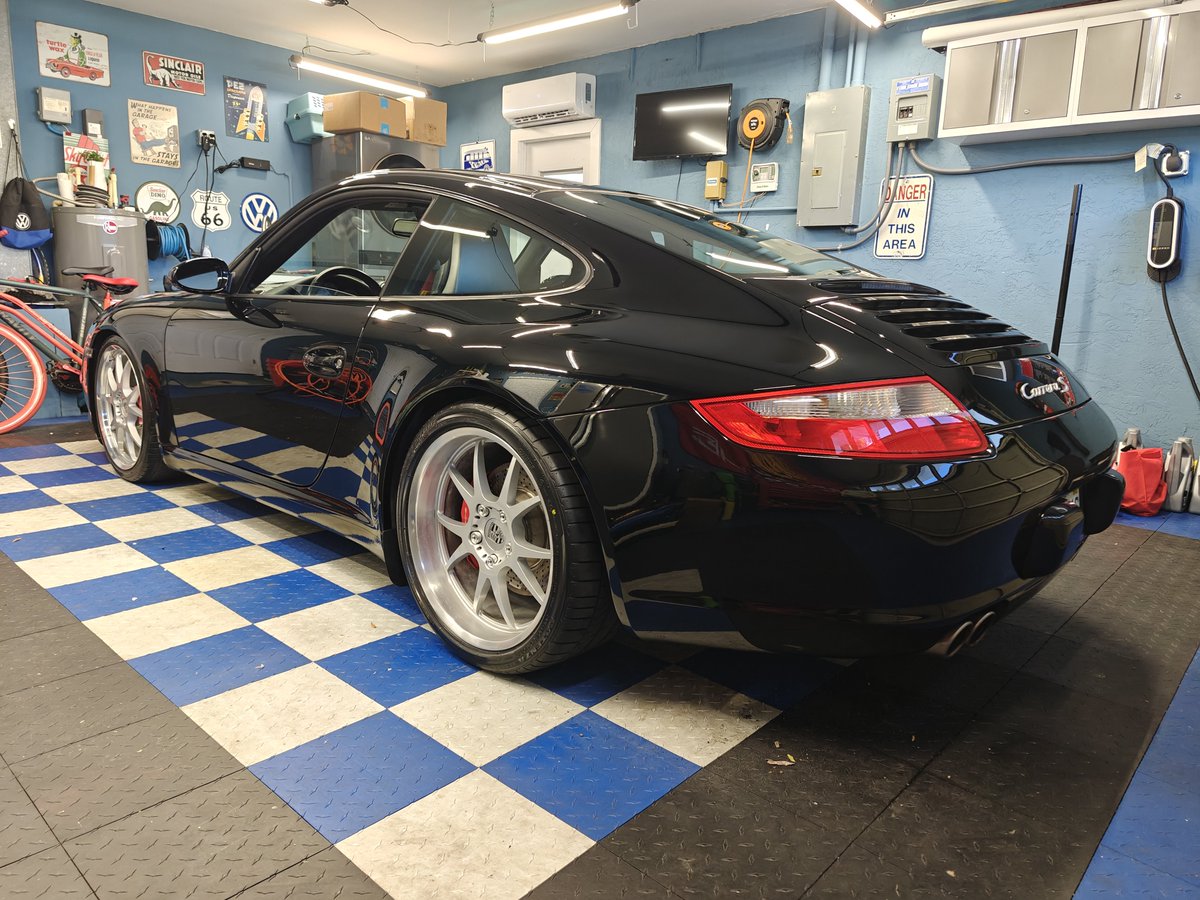 AnalogAutoHaus's tweet photo. Really proud of how this paint turned out!

It was super oxidized and probably never polished before, and now it looks better than new. 

Super rewarding! https://t.co/yRbGAV634m