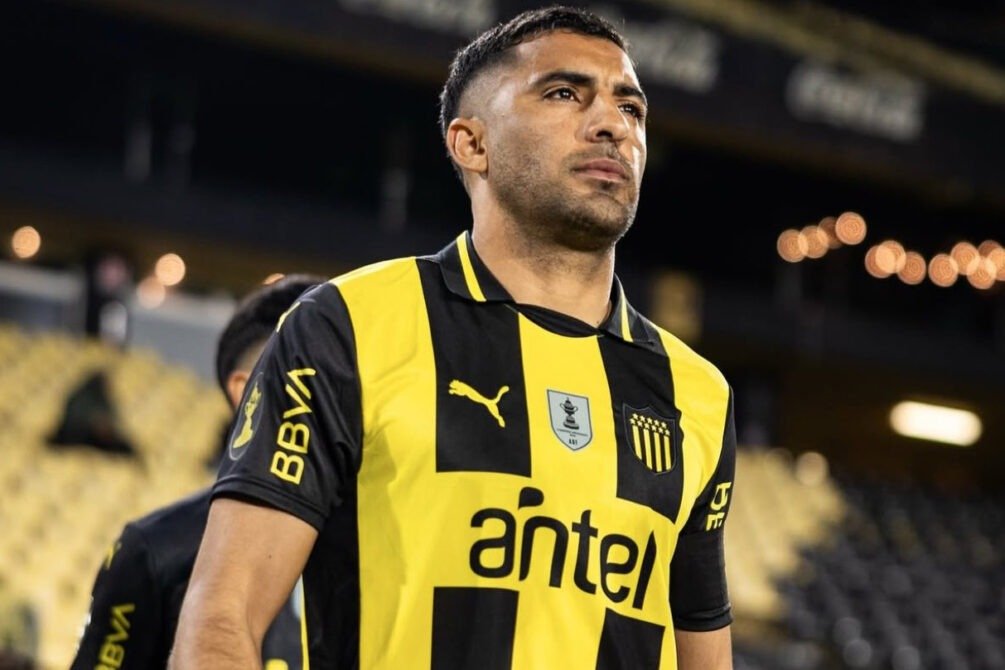 WilsonMendez86's tweet photo. Asi va Peñarol Washington Aguerre; Ignacio Alegre, German Pezzella, Nahuel Herrera, Maximiliano Olivera; Nicolas Fernández, Eric Remedi; Javier Cabrera, Thiago Espinosa, Leonel Jaime; Abel Hernández 

@oroycarbontvuy https://t.co/gAIFoRzMgm