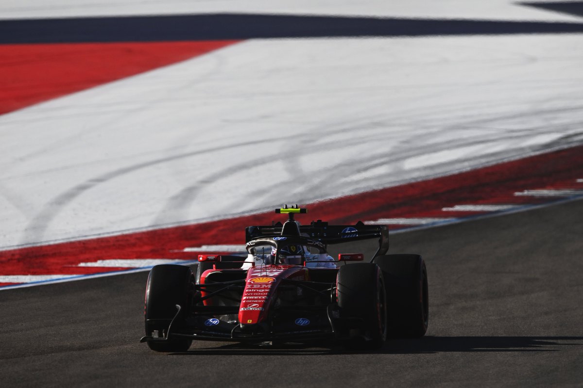 F1's tweet photo. 📻 "I'm struggling to keep the car on the track"

Lewis Hamilton doesn't feel like he's quite in the groove at this stage of FP2 

#F1 #USGP https://t.co/FQxGJXDUlN