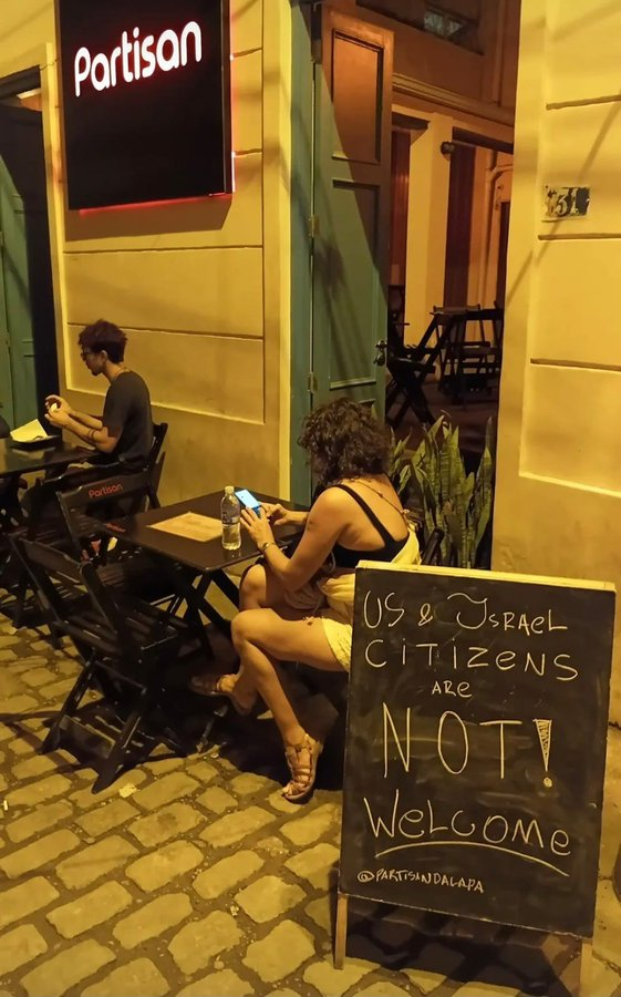 BladeoftheS's tweet photo. Sign in Brazil.

Vote Lula, Bolsonaro will make you slaves of US/Israel. https://t.co/i6BvB3JFKI