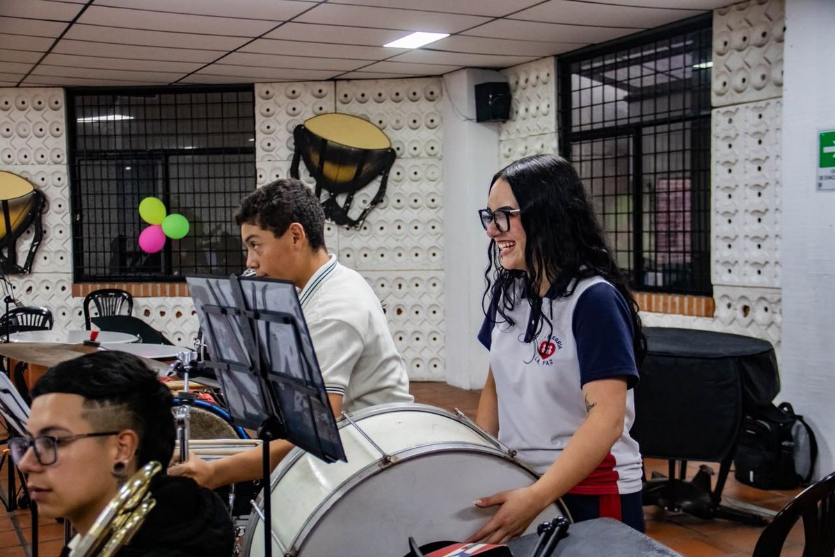 CiudadManizales's tweet photo. Estudiantes del Programa Municipal de Bandas de Manizales reciben becas para fortalecer su formación musical con la Fundación Batuta Caldas.

- El propósito es fortalecer sus talentos y proyectos de vida a través de la música.

Más información aquí:👇https://t.co/VdqxtmMTI1 https://t.co/v4Z4uKqCGN