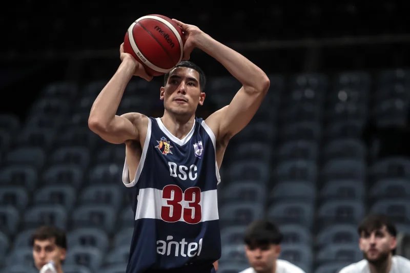 DarioAlberti's tweet photo. 🚨 Enorme triunfo de @DSCbasquet en el debut de Liga Sudamericana ante Oberá 74-69. Perdía por 12 faltando 5:30. Especial conexión en el juego de pick and roll entre Santiso y Bianchi. Cierre top de Barrera. Purifoy con 15 y Heron con 13 goleadores en el Fusionado. https://t.co/uQxBtox26G