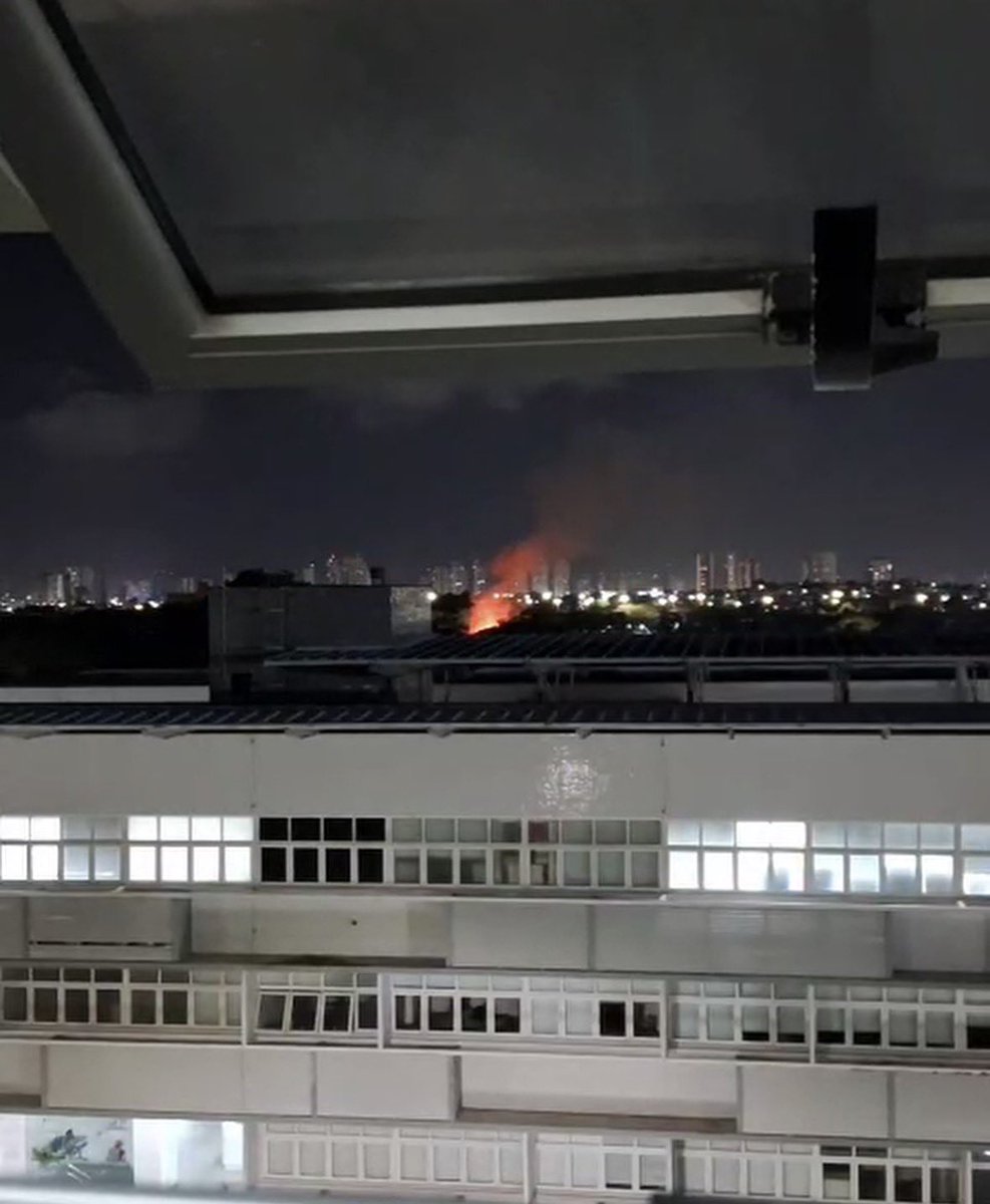 weirdliaa's tweet photo. segunda-feira, bolsonaristas diziam que “o ato da sexta seria pior” e mandavam os esquerdistas "aguardarem”. hoje, surge um foco de incêndio na mata da UFRN.
me preocupa que isso seja um aviso do que esta por vir nos próximos 4 anos, caso FB seja eleito https://t.co/P19eMbOyC6