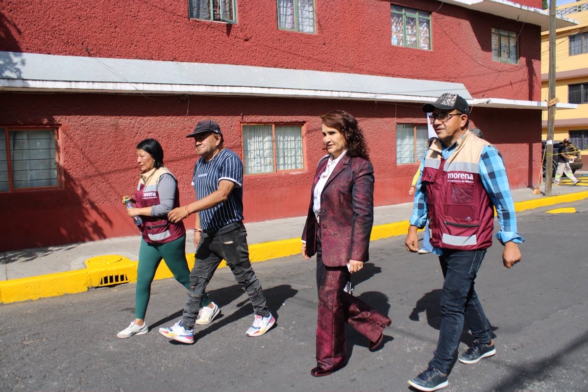 Dolores_PL's tweet photo. 🌿🧹 ¡Seguimos trabajando por un #Distrito4 más limpio y digno para todas y todos!
En Las Peñas, #Iztapalapa, realizamos el #TequioEnTuColonia, una jornada que demuestra que la organización comunitaria y la participación ciudadana son esenciales para recuperar y cuidar nuestros espacios. 💪🏼🏘️
Agradezco de corazón a las vecinas y vecinos que se sumaron a esta actividad. ¡Juntas y juntos seguimos haciendo comunidad! ❤️🤝
#DoloresDiputada #AmorAlPueblo #DoloresPadierna #AmorAlDistrito4