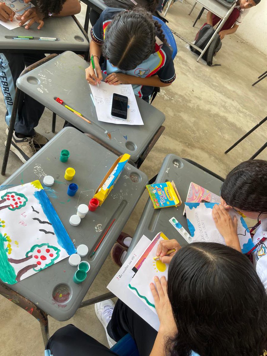DefensoriaCol's tweet photo. Realizamos una jornada lúdica de formación en derechos humanos con 50 estudiantes de Cerro San Antonio, Magdalena. A través del dibujo y la reflexión, identificamos las condiciones necesarias para vivir dignamente y abordamos la importancia del cuidado y la protección del territorio, así como de la participación estudiantil.

Con nuestra campaña #EspaciosLibresDeOdio, reflexionamos sobre los prejuicios, la discriminación, los discursos de odio y las violencias motivadas por el odio, promoviendo el respeto por las diferencias, la diversidad cultural y la garantía de los derechos humanos.