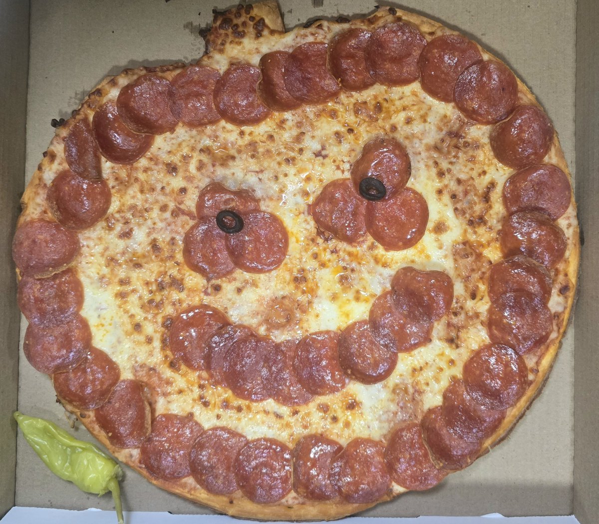 BrandonCollect's tweet photo. Ran a couple errands after work.

Picked up a pumpkin pizza. https://t.co/6uAfSLd5VM
