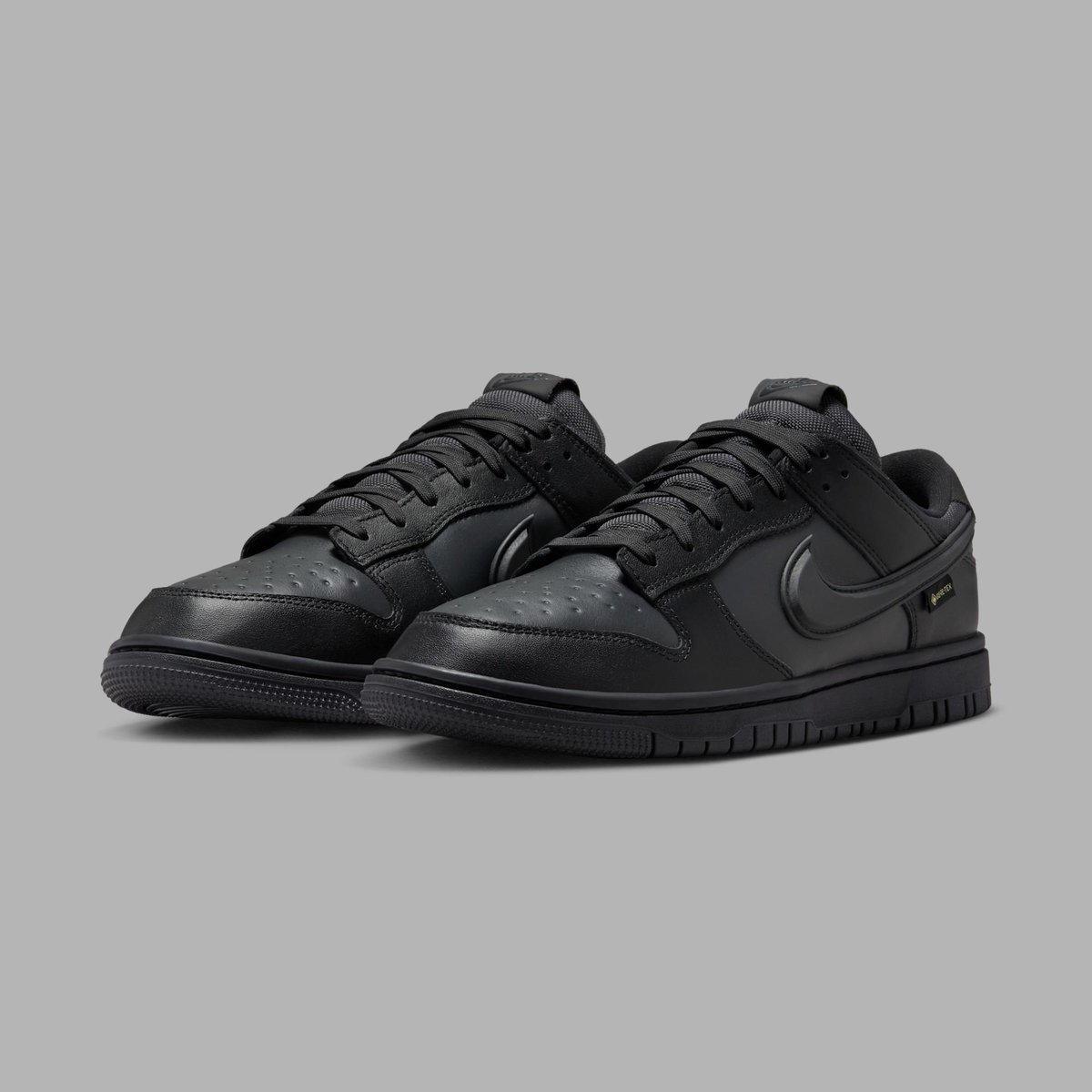 nicekicks's tweet photo. Nike Dunk Low GORE-TEX collection is ready for the winter season ahead ❄️

📲 https://t.co/JxBBeydXvL https://t.co/oBzkl2U7FO