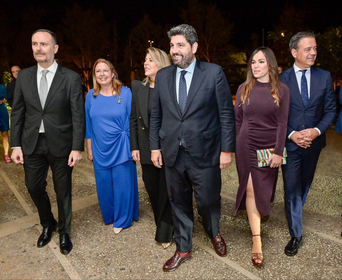 Rebeca_Murcia's tweet photo. Un reconocimiento al talento, el esfuerzo y el compromiso de quienes contribuyen cada día a hacer grande nuestra Región.

Enhorabuena a todos los premiados en Los Mejores de @laverdad_es 👏🏼👏🏻👏🏻 https://t.co/Gr6eGj8cSf