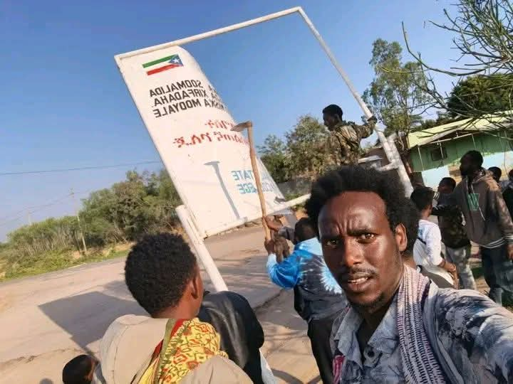 AwRobleh's tweet photo. Soomaalida & shucuubta dariska ahba ma fahansano waxyaabaha ka socda Mooyaale & meelo kale, iyo khatarta ka imanaysa Oromada Itoobiya:
1. Maadaama Oromada Itoobiya ay dalka xukumaan waxay u isku qanciyeen in siday shalayba Axmaaradu u samaysay xuduudaha Itoobiyada maanta, ay ayaguna maanta fursad haystaan ay ku samaystaan Oromo weyn  "Oromummaa "Oromo nationalism" ama "Greater Oromo State" wuxuuna u jeedkoodu yahay Badda Cas & Badweynta Hindiya inay gaadhaan.
2. Si ay u gaadho ujeedooyinkaa waa inay ku duushaa shucuubta dariska ah, waxayna aaminsan tahay jidka lagu gaadhi karo Laamu (Kenya) & Lughaya (Soomaaliya) & Cassab (Eritrea) inuu yahay Mooyaale (Gobolka Daawa), Garba Ciise (Galbeedka Sitti), iyo Bure (Deegaanka Canfarta)
3. Majirto dhibaato, dagaal ama colaad u dhaxaysa labada shacab ee Oromada & Soomaalida ee ku hoos nool Itoobiya, ee waxaa jira dagaal nidaamsan ooy madaxda & siyaasiyiinta, iyo waxgaradka Oromada Itoobiya ku hayaan shacaka Soomaalida. Dhibaatadu kuma koobna Soomaalida kaliya ee wuxuu maamulka Oromada Itoobiya xasuuq iyo barakicin nidaamsan ugaystay shucuubta dariska la ah sida Sidaamada, Axmaarada, Hararida (Adarida), Uraagada, Silte (Uraagada ayay ka baxday), Gedeo, Konso, Walayta (Wolayta), Gamo, Dorze, Barta (Banishangul), Benishangu & kuwo kale
4. Sideedii sano ee la soo dhaafay waxaa Soomaalida ku socday dagaal nidaamsan (dowladdu ka dambayso), waxaana loo adeegsaday Malayshiyaadka & Booliska Oromada oo xidhan dirayska ciidanka qaranka, walibana adeegsanaya gaadiidka, hubka & isgaadhsiinta dowladda dhexe.
5. Waxaa hoggaanka u haya Oromada Itoobiya koox katirsanayd askartii Mengistu & TPLF,  wuxuuna ujeedka ugu weyn yahay Diin, waxayna rabaan inay ku duulaan Kacbada. waxaa kale oo qorshahooda kamid ah inaynan nabad ka dhicin Soomaaliya iyo inay dab ku shiddaan (qalaase ka abuurtaan) Kenya. @HassanKeynan2 @hassanabdirahm8 @Hassa23851483  @MBiib143 @Dr_mahad_2010 @SuldanMohamed_ @dervishconan @EIshmael_ @Abdirik @CivicPulseh6nc @HodanHomes @AhmedAbdiIsse1 @Sitti_Salal_Dji @ay_has @ElmiYabeh @ACeegaag