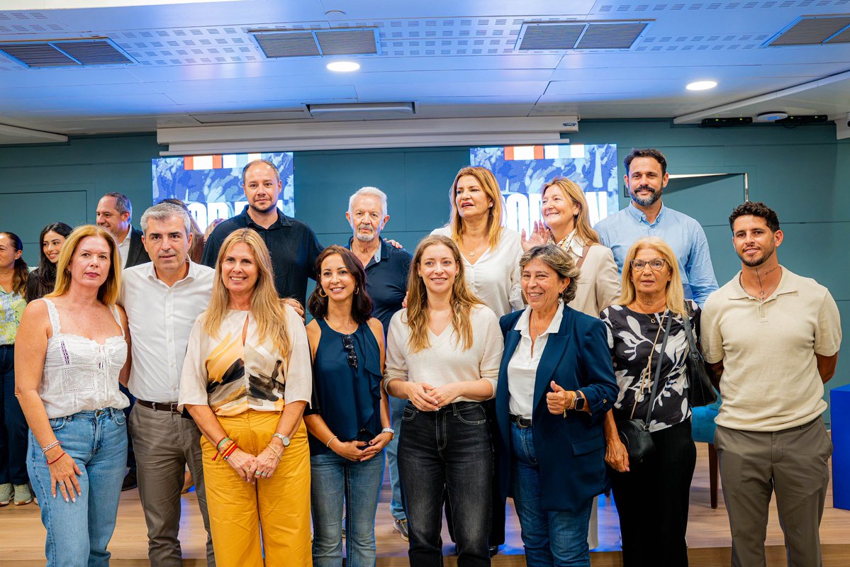 PP_LANZAROTE's tweet photo. Un espacio de diálogo, escucha activa y compromiso organizado por el Partido Popular de Lanzarote y La Graciosa. 💙
Nuestro presidente Manuel Domínguez y nuestra portavoz nacional Ester Muñoz con los comités.
#partidopopular #lanzaroteylagraciosa https://t.co/RbD3QwDLBO