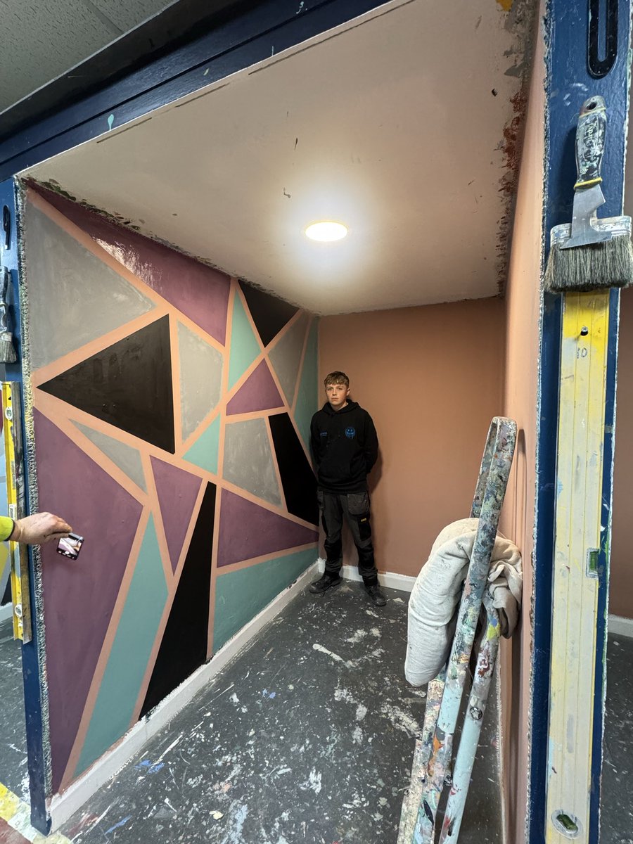 PathwaysNLC's tweet photo. This week our youth were learning some fantastic painting skills @FirsStepsFT Amazing to see them with 100% effort in the detailing of their work and they got stuck right in with the clean up too 👌🤩. #PracticalLearning https://t.co/TYBfETFXaT