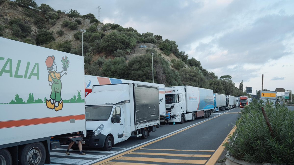 RepubblicaAF's tweet photo. Proteste tir, rimossi i blocchi. Viminale: mezzi pesanti possono circolare nel fine settimana dlvr.​it/TW2X3R https://t.co/98u3V5oLUj
