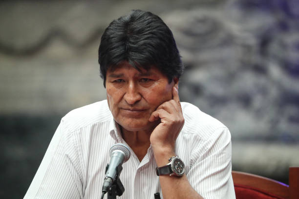 El_Chamuco's tweet photo. 🇧🇴 Evo Morales denunció allanamientos en La Paz y acusó al gobierno de Rodrigo Paz de perseguir a dirigentes y movimientos sociales.

La denuncia ocurre en medio de la polémica por un audio sobre un supuesto plan para capturarlo. El ministro Mauricio Zamora negó su autenticidad.

https://t.co/8J61jcAklx