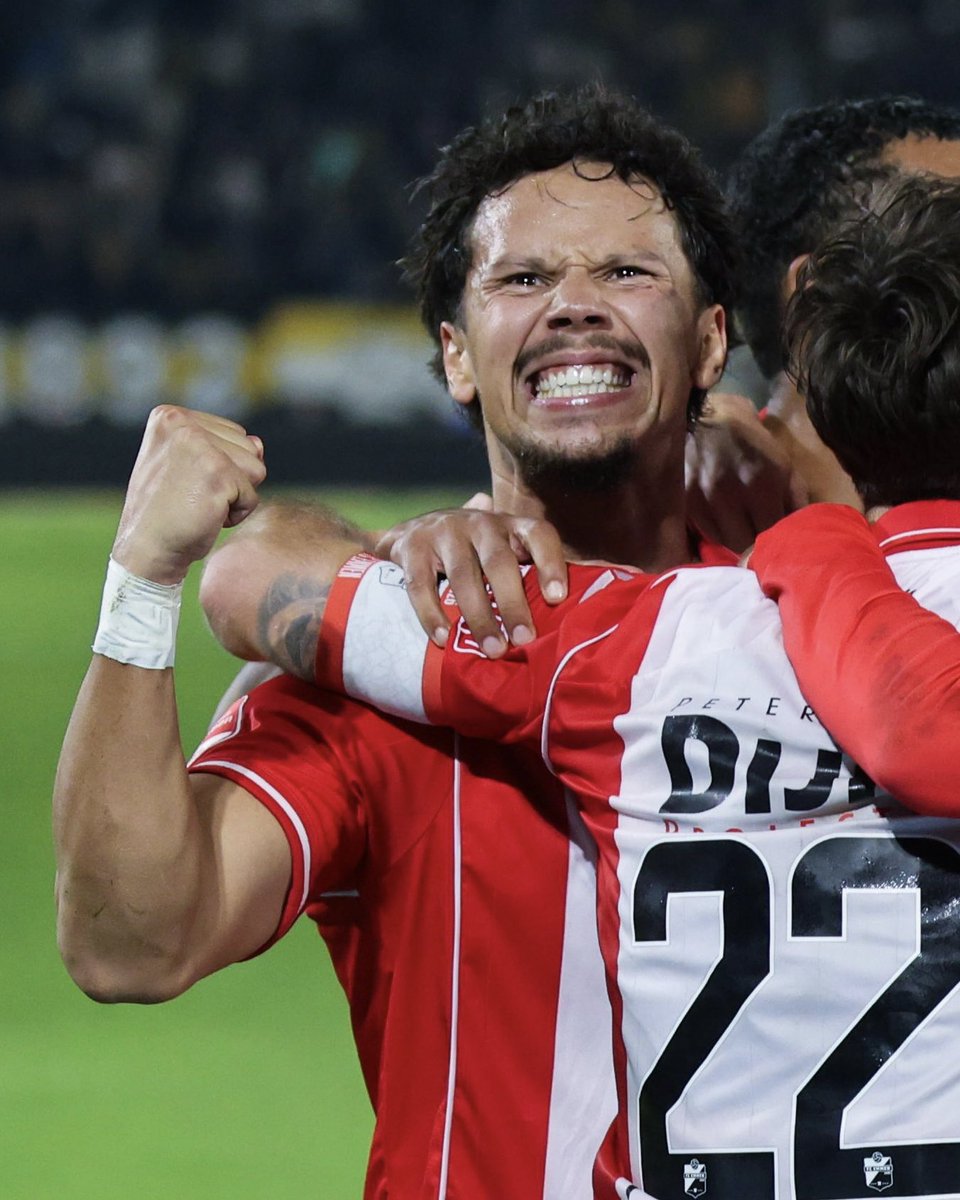 Jboer0's tweet photo. Wat een avond voor FC Emmen! Vitesse wordt in de GelreDome met 0-2 verslagen! 📸

#vitemm #kkd #fcemmen https://t.co/sju7DULOeJ