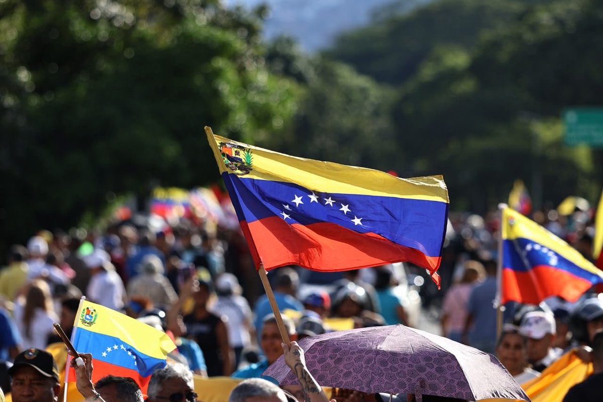AnthoRomeroJ's tweet photo. El #22Octubre de 2023 Venezuela dio un ejemplo de civismo y organización, tres años después lo seguimos reafirmando en las calles de todo el país.

Somos una mayoría pacífica, que exige un cambio. 

Los propagandistas del régimen intentan imponer una narrativa para desmoralizar y desmotivar a la ciudadanía, pero lo que está a la vista no necesita anteojos.

Ayer en todo el país hubo movilizaciones masivas y pacíficas para exigir:
-Libertad plena a todos los presos políticos.
-Retorno pronto y seguro de @MariaCorinaYA 
-Cronograma electoral presidencial para el 2027 

📸José Altuve