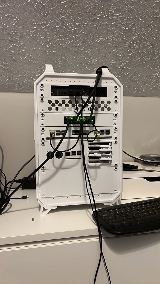 Gaming_W_Church's tweet photo. Someone help lol my addiction to home labbing is going crazy #STEM #homelab #vrchat https://t.co/xfRXZiCXS6