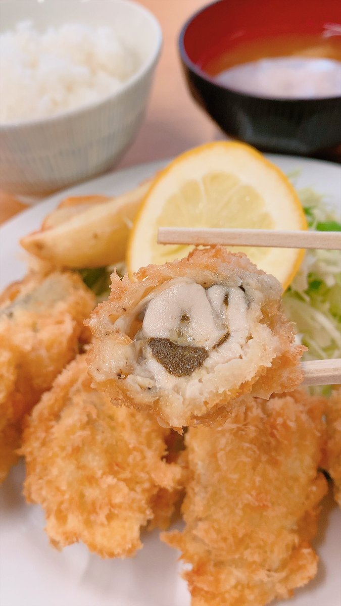 genkigo1's tweet photo. おはようございます 
10月24日（土）☔️
🍥通常営業です
店長のおすすめは
新限定メニューの
『背脂ホロ肉そば』です
人気メニューの復活✨️です
みなさんに食べて貰いたい商品です
冬季限定の
『カキフライ定食』も
販売しております
本日もよろしくお願いします🙇‍♂️ https://t.co/qWKukgpsRz