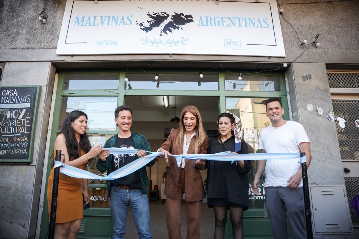 magdysierra's tweet photo. ✌🏼 | Acompañé la inauguración de la Casa del Encuentro “Malvinas Argentinas”, junto a @danimenendezok, @DiegoBartalotta, y compañeras y compañeros de Barrios de Pie.

Desde noviembre, habrá talleres artísticos y culturales, propuestas de formación laboral, espacios de escucha y asesoramiento, y actividades para todas las edades.

Tenemos un presidente que todos los días ataca a nuestro pueblo. En estas épocas, necesitamos mucho de estos lugares y de una comunidad verdaderamente organizada. Para cambiar el rumbo de nuestro país y construir una alternativa a este Gobierno nacional, necesitamos estar más unidos y organizados que nunca. Por eso, tenemos que seguir levantando la voz frente a los discursos y las políticas de hambre de Milei.

¡Felicitaciones, compañeros y compañeras! Malvinas es nuestro norte y vamos a seguir militando y trabajando todos los días por una patria justa, libre y soberana 🇦🇷