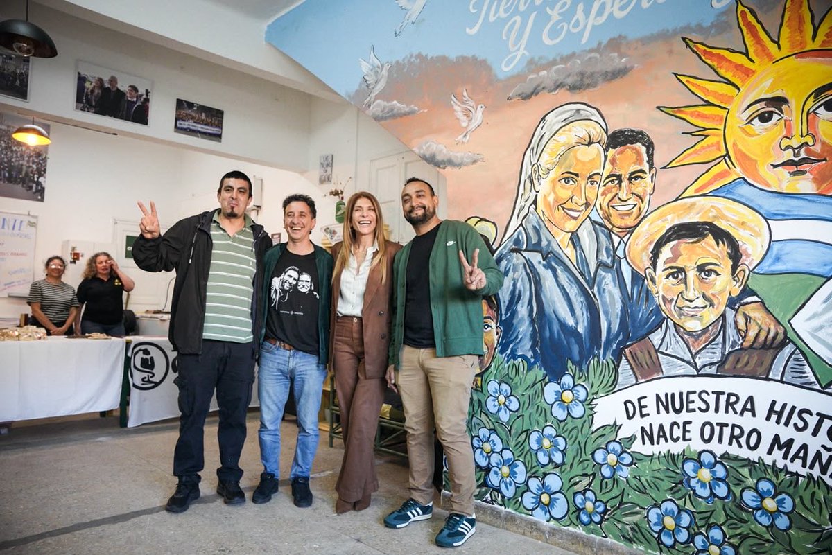 magdysierra's tweet photo. ✌🏼 | Acompañé la inauguración de la Casa del Encuentro “Malvinas Argentinas”, junto a @danimenendezok, @DiegoBartalotta, y compañeras y compañeros de Barrios de Pie.

Desde noviembre, habrá talleres artísticos y culturales, propuestas de formación laboral, espacios de escucha y asesoramiento, y actividades para todas las edades.

Tenemos un presidente que todos los días ataca a nuestro pueblo. En estas épocas, necesitamos mucho de estos lugares y de una comunidad verdaderamente organizada. Para cambiar el rumbo de nuestro país y construir una alternativa a este Gobierno nacional, necesitamos estar más unidos y organizados que nunca. Por eso, tenemos que seguir levantando la voz frente a los discursos y las políticas de hambre de Milei.

¡Felicitaciones, compañeros y compañeras! Malvinas es nuestro norte y vamos a seguir militando y trabajando todos los días por una patria justa, libre y soberana 🇦🇷