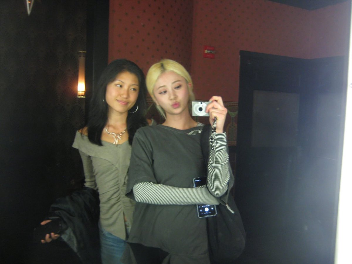 FIMBASE's tweet photo. Emily Fan (not even emily) shares new photos with YUNJIN🖤 (2/2)

— 🔗 https://t.co/wCrAA5aKRz

#HUHYUNJIN #허윤진
#LE_SSERAFIM #르세라핌 https://t.co/qbPcsPSYUg